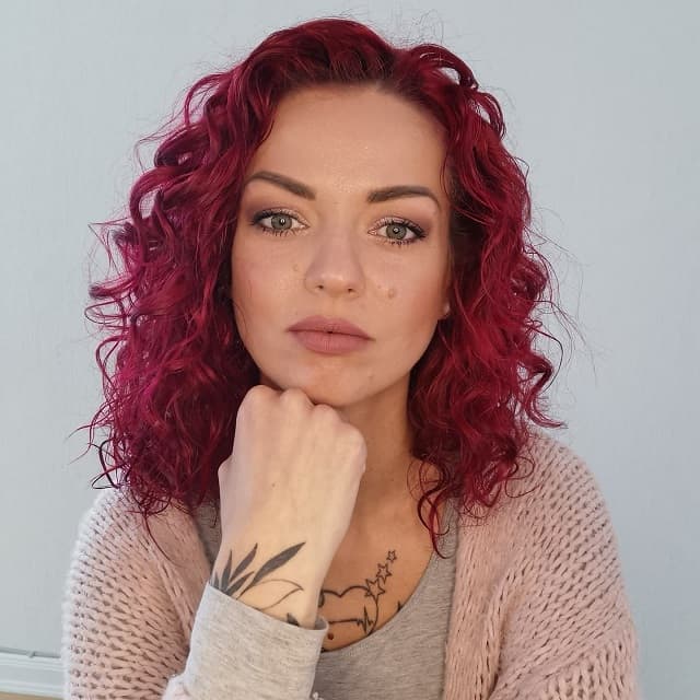 shoulder length curly red hair
