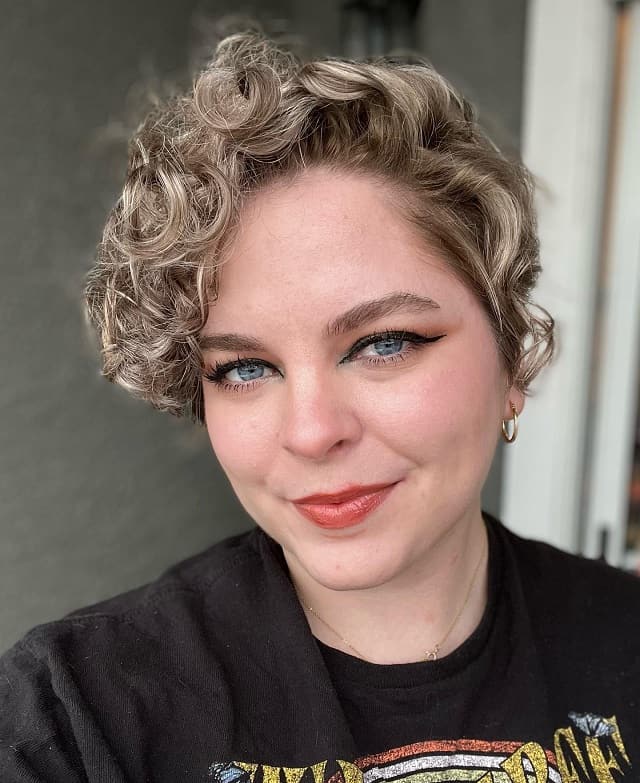 Blonde curl with pixie