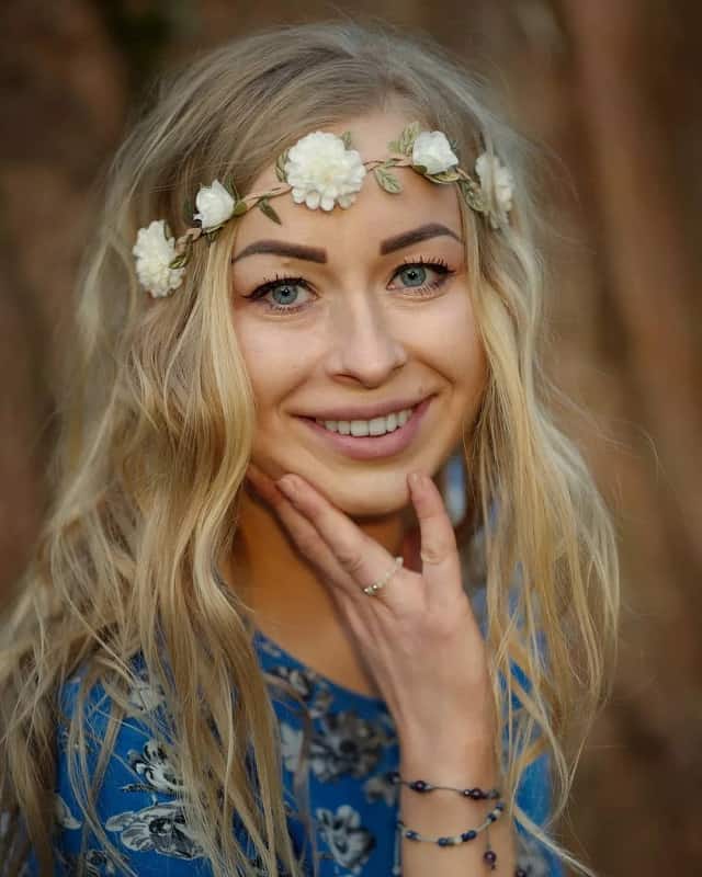 Flowery 'do' hippie hairstyle