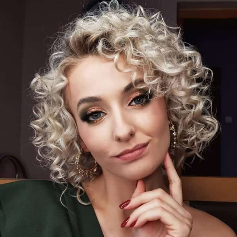 27 Sassy Short Curly Blonde Hairstyles for Ladies